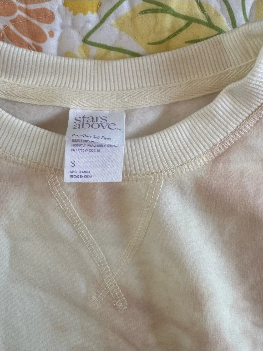 Small stars above women’s crewneck - Picture 2 of 2